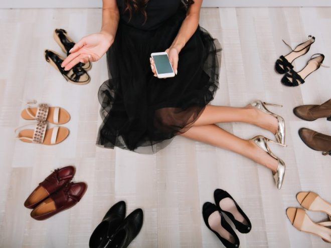 zena usedecem polozaju okruzena raznim modelima obuce