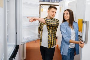 zena i muskarac ispred otvorenog frizidera