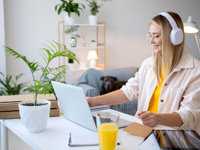 Devojka slušalice laptop