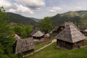 Pogled na Drvengrad u Srbiji