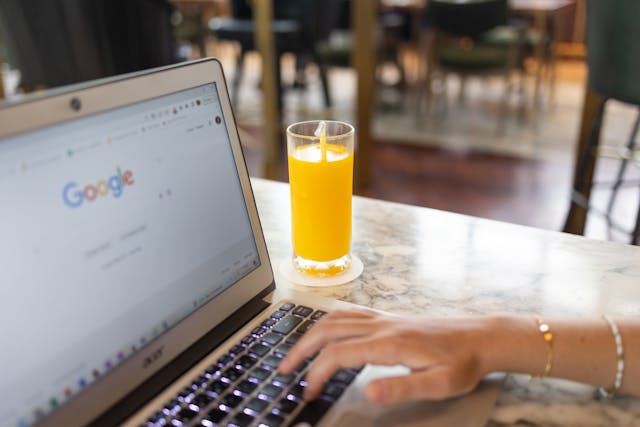 casa sa sokom na stolu i otvoren laptop