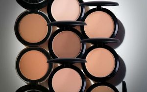 Presovani puder različitih nijansi