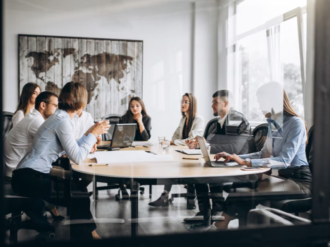 Sastanak za stolom poslovni ljudi